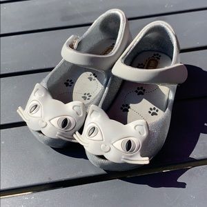 MINI MELISSA SIZE 6 Silver cat shoes